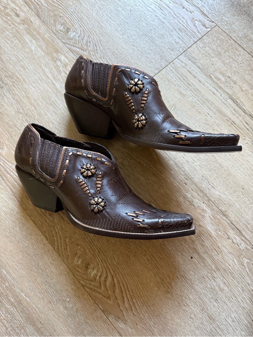 Y2K BCBG leather western mule boot size 7.5